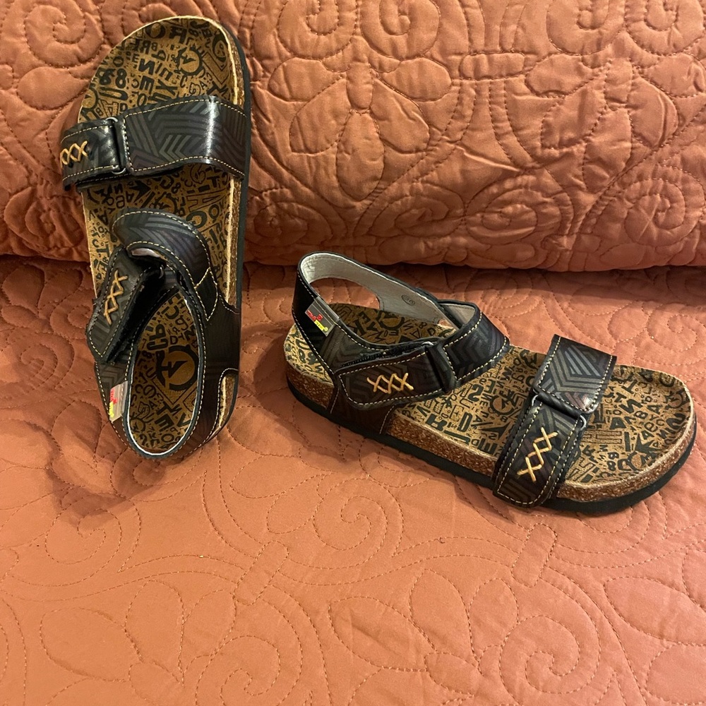 Black Comfort Sandals with Adjustable Straps and Cushioned Sole